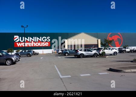 Die Bunnings Warehouse Hardware-Kette in North Mackay, Queensland, Australien mit einem großen Parkplatz davor mit Kundenautos. Stockfoto