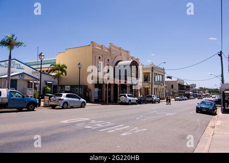 Szene der Mossman Street, Charters Towers mit einigen der vielen historischen Gebäude in dieser Stadt, einschließlich der Alten Börse, dem Rathaus und Hotels. Stockfoto