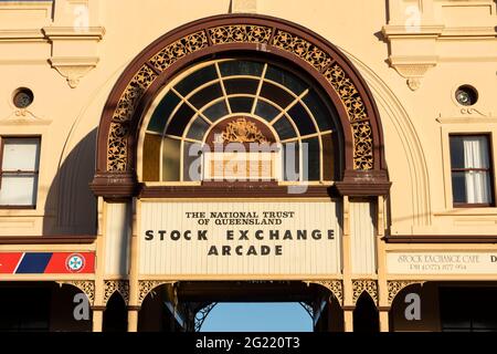 Fassade des historischen alten Börsengebäudes in Charters Towers, das heute als Einkaufspassage genutzt wird Stockfoto