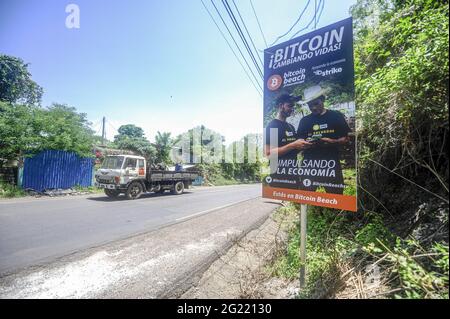 Chiltuipan, El Salvador. Juni 2021. Blick auf einen Bitcoin-Wegweiser auf der Straße. Der salvadorianische Präsident Nayib Bukele hat angekündigt, dass er dem Kongress ein Gesetz vorschlagen wird, in dem seine Partei die Mehrheit kontrolliert, damit Bitcoin zum legalen Zahlungsmittel wird. El Salvador würde das erste Land der Welt werden, das eine Kryptowährung als gesetzliches Zahlungsmittel akzeptiert. Kredit: SOPA Images Limited/Alamy Live Nachrichten Stockfoto