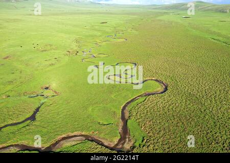 Yili, China. Juni 2021. Die Schönheit des Acar Flusses im Sommer in Yili, Xinjiang, China am 07. Juni 2021.(Foto: TPG/cnsphotos) Quelle: TopPhoto/Alamy Live News Stockfoto