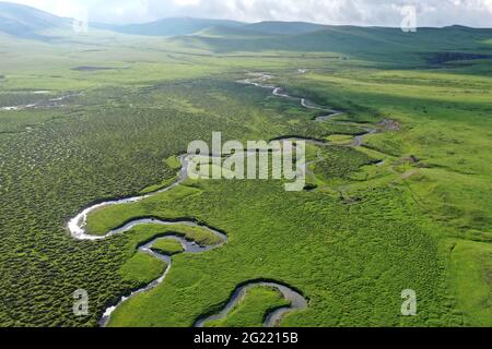 Yili, China. Juni 2021. Die Schönheit des Acar Flusses im Sommer in Yili, Xinjiang, China am 07. Juni 2021.(Foto: TPG/cnsphotos) Quelle: TopPhoto/Alamy Live News Stockfoto