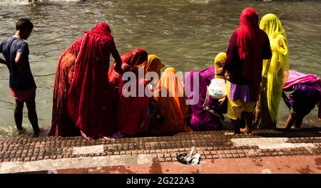 Hinduistische Pilgerfahrt rituelles Baden am Ganges Fluss bei Haridwar, heilige Stadt des hinduismus, Uttarakhand, Indien. Stockfoto
