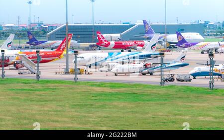 SAMUT PRAKAN, THAILAND-15. MAI 2021 : Frachtflugzeuge auf dem Flugplatz in der Nähe des AOT-Bürogebäudes geparkt. Frachtflugzeug von Vietjet Air, Bangkok Stockfoto