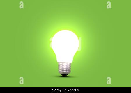 Glühbirne auf grünem Hintergrund isoliert. Idee und Innovationskonzept. Stockfoto
