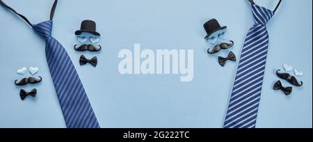 Abstrakter Hintergrund mit geometrischen Figuren aus Glas Prismen mit Lichtstreuung von Spektralfarben und komplexer Reflexion. Echtes Foto Stockfoto