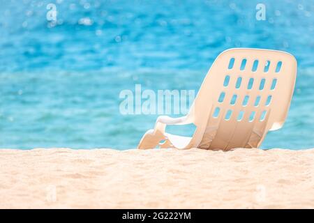 Sonnenliege am Sandstrand. Strandliege in der Nähe des Meeres an sonnigen Tagen. Das Konzept des Reiseparadieses. Sommer Strand Reise Urlaubskonzept. Perfekter Urlaub in der Strandszene Stockfoto