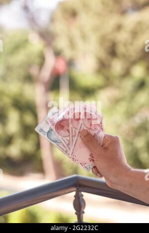 Türkische Lira-Banknoten. Die Papierwährung der Türkei. Die aktuellen türkischen Lira werden von der Zentralbank der Republik Türkei ausgegeben. Hochwertige Fotos Stockfoto
