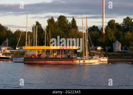 Saint-Petersburg, Russland - 29. Mai 2021: Schwimmende Rosneft-Tankstelle auf dem Fluss Srednyaya Nevka Stockfoto