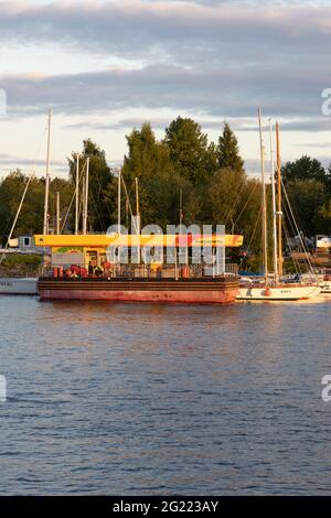 Saint-Petersburg, Russland - 29. Mai 2021: Schwimmende Rosneft-Tankstelle auf dem Srednyaya Nevka River vertikale Ausrichtung Stockfoto