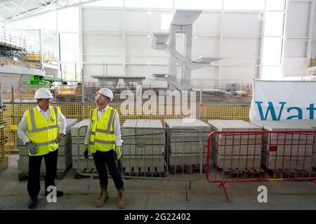 Nigel Huddleston, MP, Minister für Tourismus, Sport und die Commonwealth Games (L) im Sandwell Aquatics Centre, Birmingham. Ausgabedatum: Dienstag, 1. Juni 2021. Stockfoto