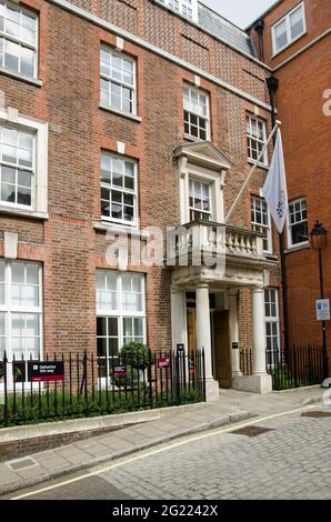 London, Großbritannien - 21. April 2021: Sitz der Denkfabrik für das Gesundheitswesen, des King's Fund, am Cavendish Square in Westminster, London. Stockfoto