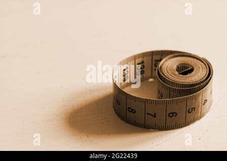 Sepia mit Klebeband aus nächster Nähe messen Stockfoto