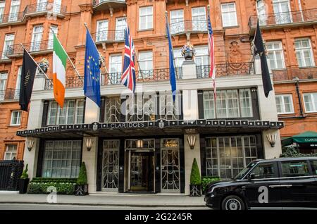 London, Großbritannien - 21. April 2021: Eingang zum berühmten 5-Sterne-Claridge's Hotel im Zentrum von Mayfair, London. Stockfoto