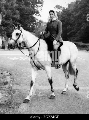Elizabeth II., *21.4.1926, Königin von Großbritannien seit 6.2.1952, während der 'Royal Horse Party', Reiten, ZUSÄTZLICHE-RIGHTS-CLEARANCE-INFO-NOT-AVAILABLE Stockfoto