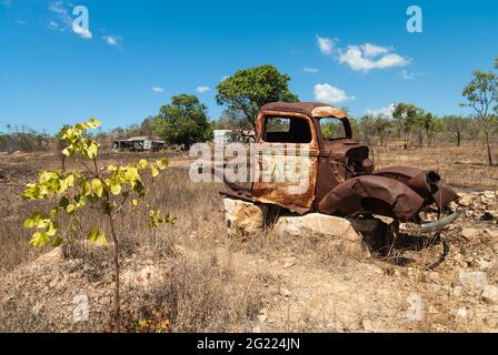 Ein alter rostiger Oldtimer-LKW, der für die historische Lappa Junction-Eisenbahnlinie auf dem Weg nach Chillagoe in Queensland, Australien, wirbt. Stockfoto