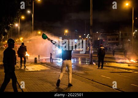 5. Juni 2021, Bogota, Kolumbien: Protestierende singen Parolen während der Demonstration am 4. Juni befahl die kolumbianische Regierung den Demonstranten, das freiwillige medizinische Lager, Orte am "Amerikanischen Tor", umbenannt in "Widerstandstor" in BogotÂ·, zu demontieren. Als Reaktion darauf baten Menschenrechtsorganisationen den Bürgermeister von BogotÂ·, ihnen einen optionalen Platz zur Einrichtung des medizinischen Lagers zu geben. Sie erhielten keine Antwort und wurden stattdessen am Abend von der Anti-Aufstandspolizei angegriffen. Die Demonstranten wurden mit Tränengaskanistern, Betäubungsgranaten und Wasserwerfern beschossen. Die Konfrontation dauerte mehr an Stockfoto