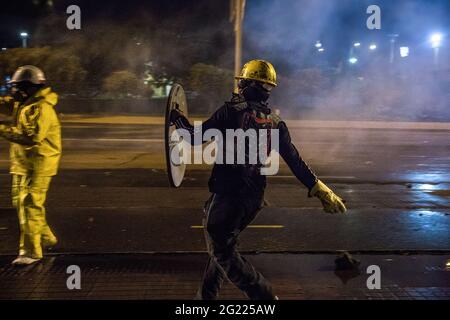 5. Juni 2021, Bogota, Kolumbien: Ein Protestler wirft während der Demonstration einen Stein auf die Polizei.am 4. Juni befahl die kolumbianische Regierung den Demonstranten, das freiwillige medizinische Lager, Plätze am 'Amerikanischen Tor', umbenannt in 'Widerstandstor' in BogotÂ·, zu demontieren. Als Reaktion darauf baten Menschenrechtsorganisationen den Bürgermeister von BogotÂ·, ihnen einen optionalen Platz zur Einrichtung des medizinischen Lagers zu geben. Sie erhielten keine Antwort und wurden stattdessen am Abend von der Anti-Aufstandspolizei angegriffen. Die Demonstranten wurden mit Tränengaskanistern, Betäubungsgranaten und Wasserwerfern beschossen. Die Konf Stockfoto