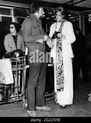 Redgrave, Vanessa, * 30.1.1937, britische Schauspielerin, in voller Länge, Mit ihrem Freund Franco Nero, ADDITIONAL-RIGHTS-CLEARANCE-INFO-NOT-AVAILABLE Stockfoto
