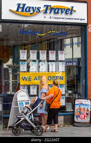 Hays Travel UK Holiday Business; High Street Retail leidet immer noch unter den Auswirkungen von Covid-Beschränkungen, da Unternehmen schließen und der Handel in der High Street in Southport nachlässt. Stockfoto