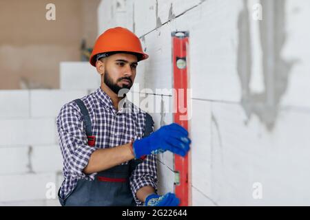 Mason Überprüfung Lotlinie Hauswand aus Porenbeton autoklaviert Betonsteine Stockfoto