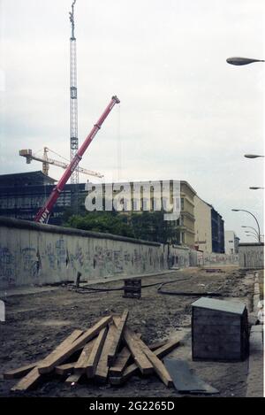 Berlin 1990 Grenzübergang ehemaliger Grenzübergang Berlin Friedrichstrasse / Blieck von der Zimmerstraße - Berlin 90 Crossing Point Berlin Friedrichstrasse / Blick von der Zimmerstraße Stockfoto