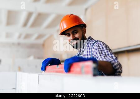 Mason Überprüfung Lotlinie Hauswand aus Porenbeton autoklaviert Betonsteine Stockfoto