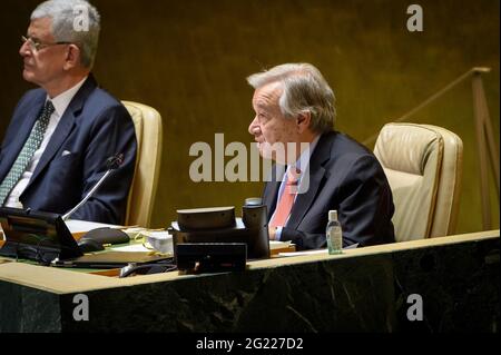 New York, USA. Juni 2021. (UN-Generalsekretär Antonio Guterres (R) gratuliert dem Außenminister der Malediven, Abdulla Shahid (nicht im Bild), nachdem er am 7. Juni 2021 im UN-Hauptquartier in New York zum Präsidenten der 76. Sitzung der Generalversammlung der Vereinten Nationen (UNGA) gewählt wurde. Der Außenminister der Malediven, Abdulla Shahid, wurde am Montag zum Präsidenten der bevorstehenden 76. Sitzung der UN-Generalversammlung gewählt. (Loey-Ajman/UN-Foto/Handout via Xinhua) Quelle: Xinhua/Alamy Live News Stockfoto