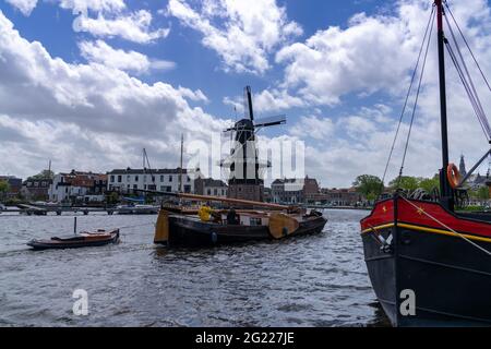 Haarlem, Niederlande - 21. Mai 2021: Historisches Flusshausboot und Dingy Ankunft in der Marina auf den Kanälen von Haarlem Stockfoto
