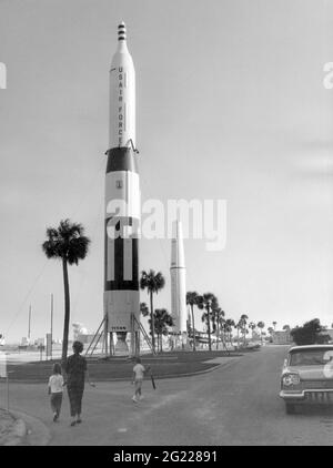 Raumfahrt, Raketen, Raketen und Flugzeuge, ausgestellt neben einer Straße in Cape Canaveral, Florida, USA, ZUSÄTZLICHE RECHTE-CLEARANCE-INFO-NOT-AVAILABLE Stockfoto