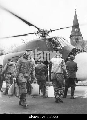 Katastrophen, Überschwemmungen, Nordseeflut, 16./17.2.1962, Westdeutschland, Hamburg, Entladen eines Hubschraubers, ZUSÄTZLICHE-RIGHTS-CLEARANCE-INFO-NOT-AVAILABLE Stockfoto