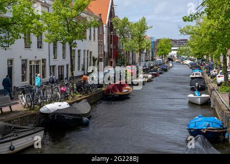 Haarlem, Niederlande - 21. Mai 2021: Bunte Häuser und kleine Boote auf den Kanälen von Haarlem Stockfoto