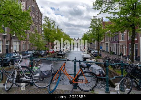 Haarlem, Niederlande - 21. Mai 2021: Stadtansicht der Kanäle und Häuser in Haarlem mit Fahrrädern, Booten und Autos Stockfoto