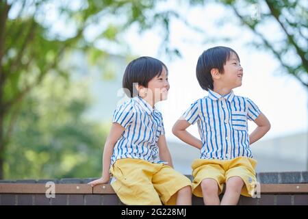 Junge japanische Zwillinge Stockfoto