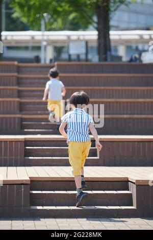 Junge japanische Zwillinge Stockfoto