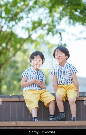 Junge japanische Zwillinge Stockfoto