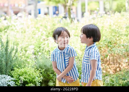 Junge japanische Zwillinge Stockfoto