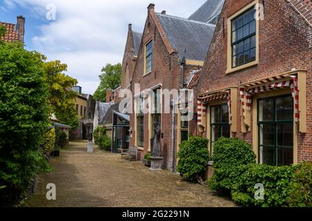 Haarlem, Niederlande - 21. Mai 2021: Malerische Straße mit roten Backsteingebäuden im historischen Stadtzentrum von Haarlem Stockfoto