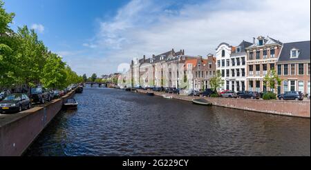 Haarlem, Niederlande - 21. Mai 2021: Kanäle und farbenfrohe Häuser im historischen Stadtzentrum von Haarlem Stockfoto