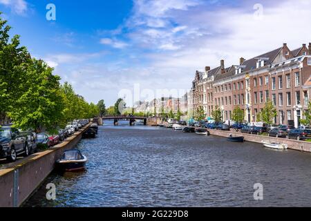 Haarlem, Niederlande - 21. Mai 2021: Kanäle und farbenfrohe Häuser im historischen Stadtzentrum von Haarlem Stockfoto
