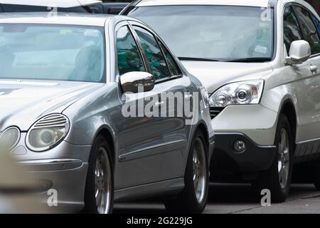 Mehrere Autos auf einem Parkplatz geparkt Stockfoto