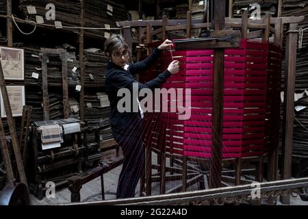 Als Arbeiterin der historischen handgefertigten Weberei Luigi Bevilacqua produzieren sie in Venedig, Italien, feine Stoffe für Möbel und Haute Couture Stockfoto