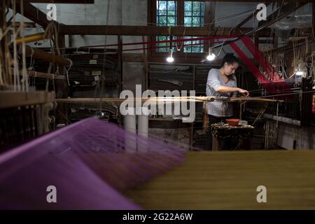 Als Arbeiterin der historischen handgefertigten Weberei Luigi Bevilacqua produzieren sie in Venedig, Italien, feine Stoffe für Möbel und Haute Couture Stockfoto