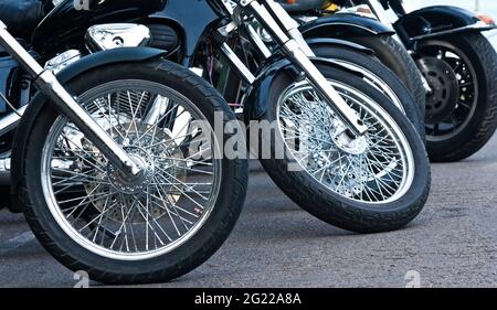 Detailaufnahmen von Motorrädern, Rädern und Reifen in einer Reihe Stockfoto