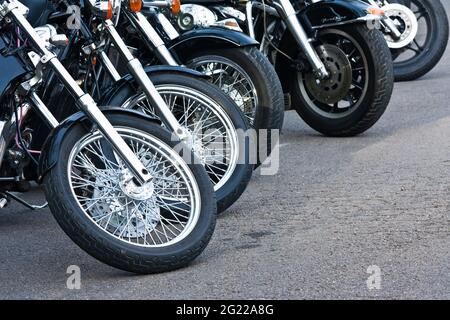 Detailaufnahmen von Motorrädern, Rädern und Reifen in einer Reihe Stockfoto