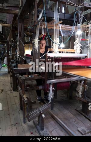 Als Arbeiterin der historischen handgefertigten Weberei Luigi Bevilacqua produzieren sie in Venedig, Italien, feine Stoffe für Möbel und Haute Couture Stockfoto