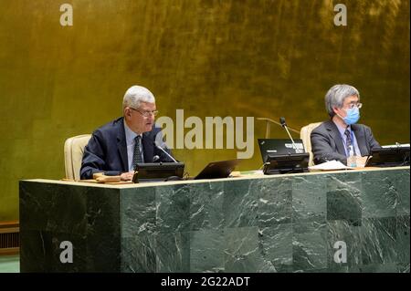 (210608) -- VEREINTE NATIONEN, 8. Juni 2021 (Xinhua) -- Volkan Bozkir (L), Präsident der 75. Sitzung der Generalversammlung der Vereinten Nationen, leitet die Generalversammlung, die am 7. Juni 2021 am Hauptsitz der Vereinten Nationen in New York Mitglieder des Wirtschafts- und Sozialrats gewählt hat. 18 Staaten wurden am Montag für eine Amtszeit von drei Jahren in den Wirtschafts- und Sozialrat der Vereinten Nationen (ECOSOC), das Koordinierungsgremium für die wirtschaftliche und soziale Arbeit von UN-Agenturen und -Fonds, gewählt. (Foto/Handout von Loey-Ajman/UN über Xinhua) Stockfoto