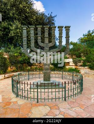 Jerusalem, Israel - 14. Oktober 2017: Bronzestatue der Knesset Menorah, entworfen von Benno Elkan im Jahr 1956 an der Rothschild-Straße neben dem Knesset-Gebäude Stockfoto