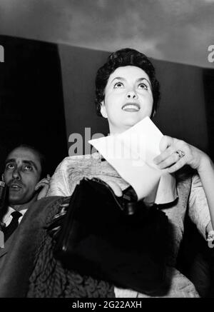 Lollobrigida, Gina, * 4.7.1927, italienische Schauspielerin, halbe Länge, ANFANG DER 1950ER JAHRE, ZUSÄTZLICHE-RIGHTS-CLEARANCE-INFO-NOT-AVAILABLE Stockfoto