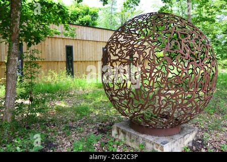 FRANKREICH. NOUVELLE-AQUITAINE. GIRONDE (33). MARTILLAC. DER VERBORGENE KELLER VON CHATEAU SMITH HAUT-LAFITTE, VERSTECKT IM WALD. ES IST DAS ERSTE, DAS ES IST Stockfoto